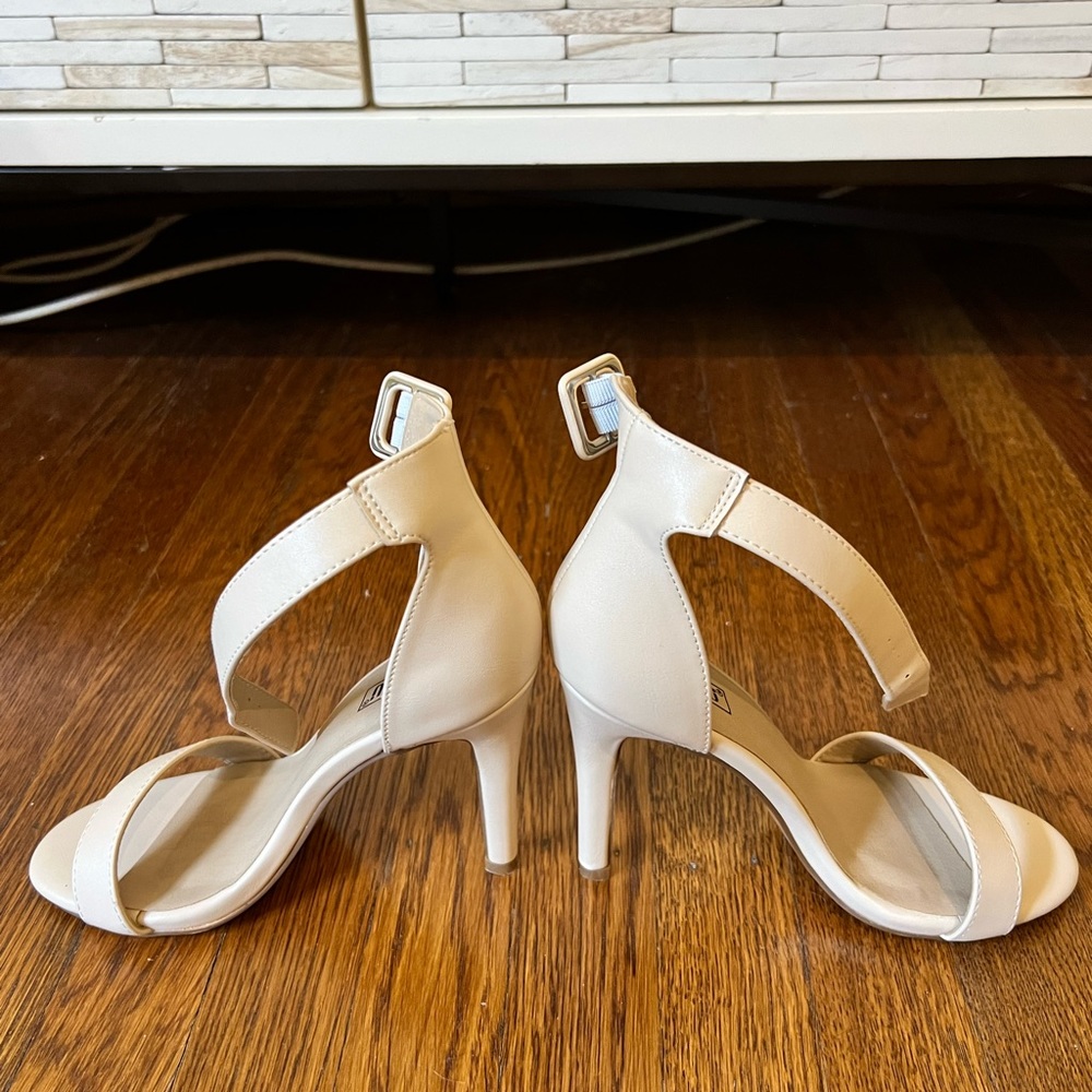 NWOT nude strappy heels | sz 5.5